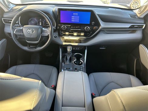 Used 2024 Toyota Highlander Limited image 12