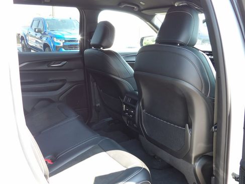 Used 2025 Jeep Grand Cherokee Altitude AWD/4WD image 23