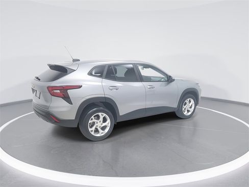 Used 2024 Chevrolet Trax LS w/ LS Convenience Package image 8