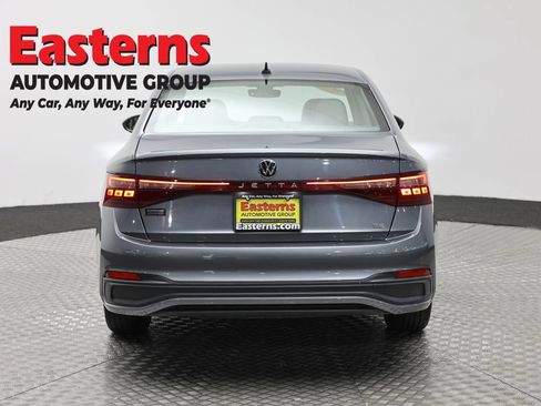 Used 2025 Volkswagen Jetta SE FWD image 6