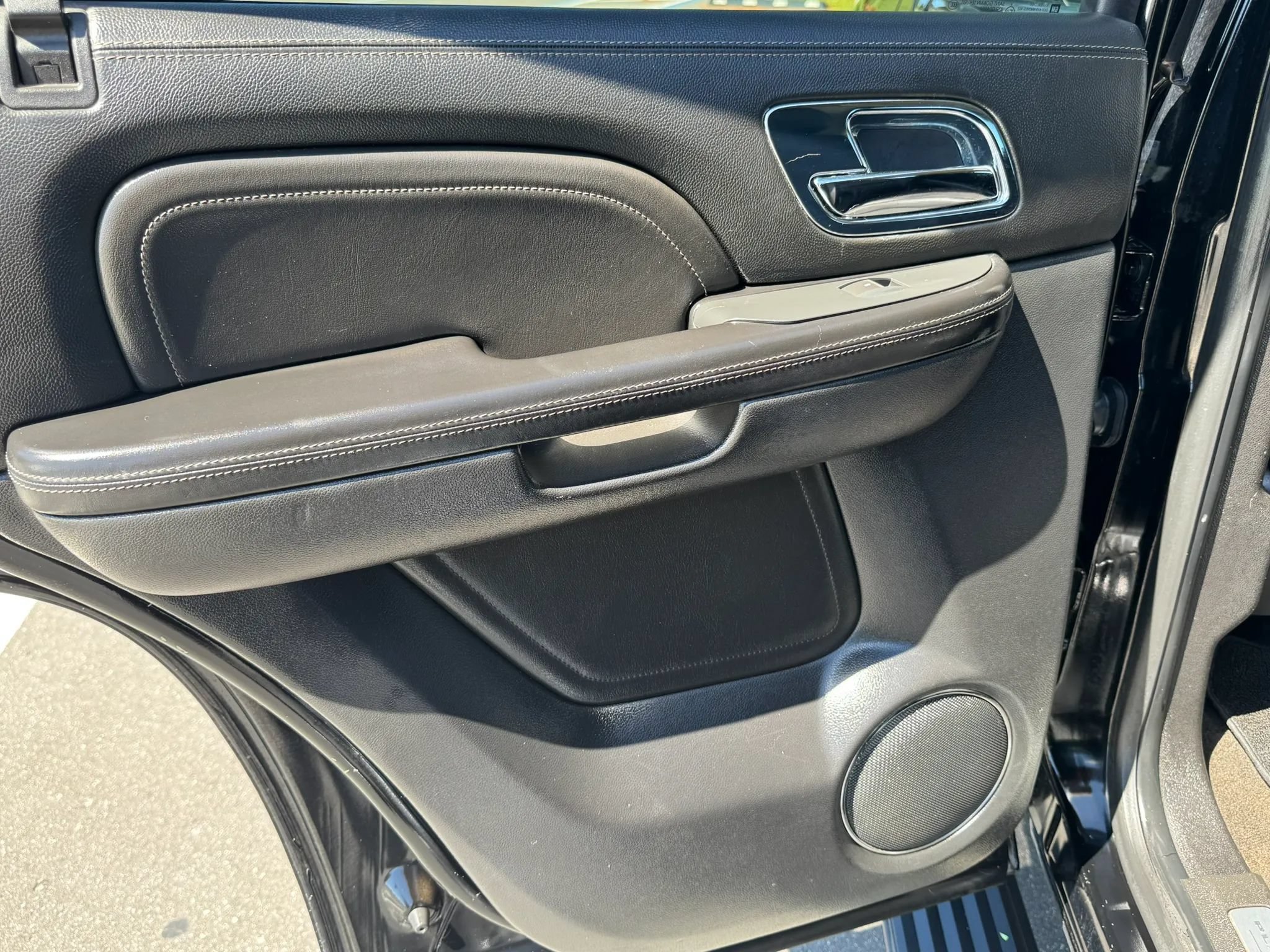 Used 2012 Cadillac Escalade Platinum RWD image 13