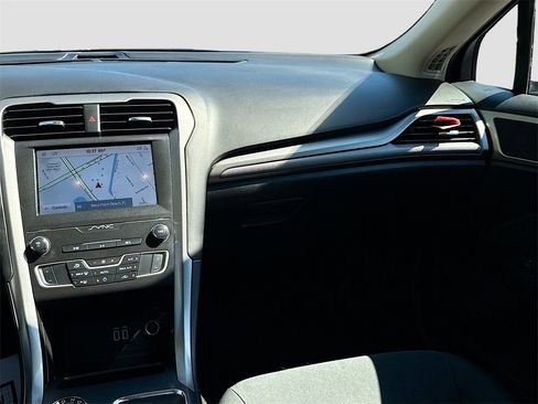 Used 2020 Ford Fusion SE image 26