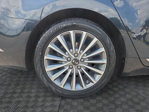 Used 2017 Kia Cadenza Premium w/ Luxury Package FWD image 38