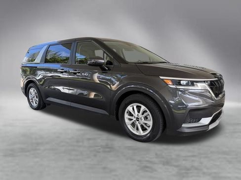 Used 2024 Kia Carnival LX FWD image 2