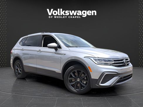 Used 2024 Volkswagen Tiguan SE FWD image 1