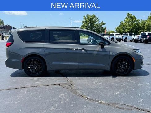 Used 2025 Chrysler Pacifica Limited FWD image 2