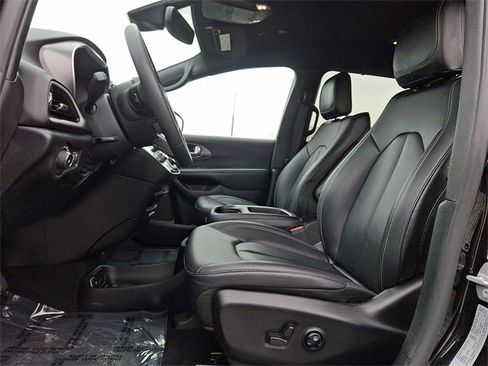 Used 2025 Chrysler Pacifica Select image 13