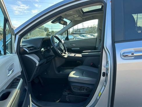 Used 2024 Toyota Sienna XLE FWD image 15