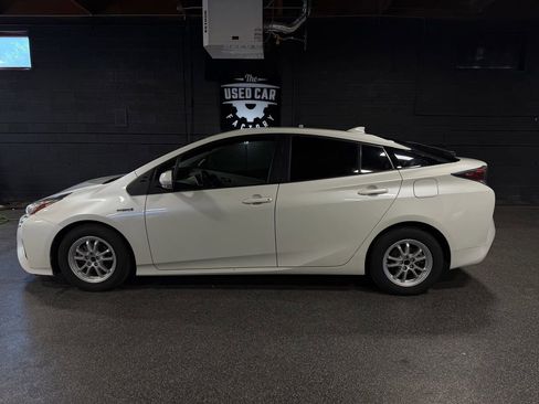 Used 2017 Toyota Prius Two FWD image 2