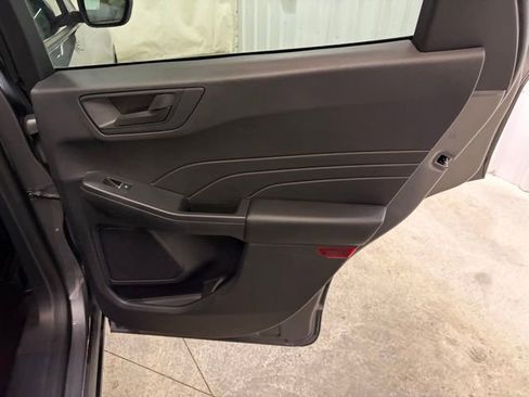 Used 2022 Ford Escape SE w/ SE Sport Appearance Package image 16