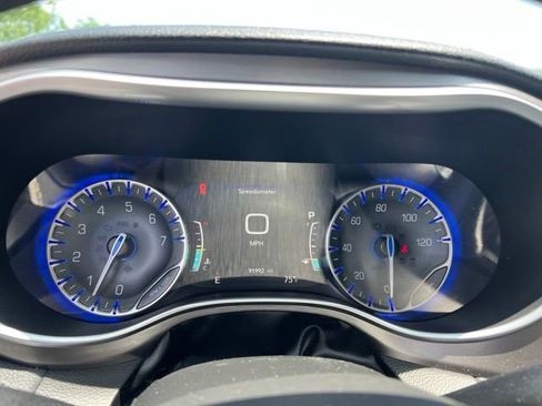 Used 2018 Chrysler Pacifica Limited FWD image 11