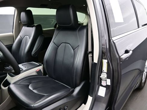 Used 2023 Chrysler Pacifica Touring-L FWD image 15