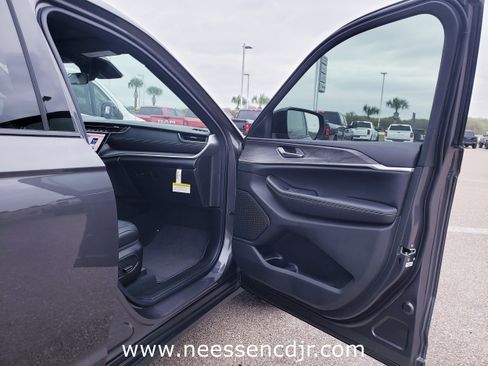 New 2025 Jeep Grand Cherokee Limited image 17