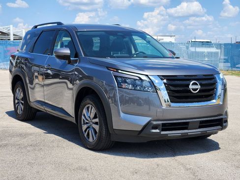 Used 2025 Nissan Pathfinder SV FWD image 3