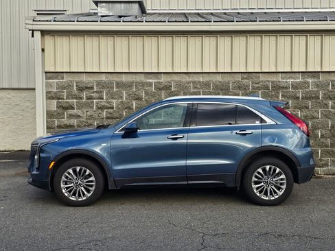 Used 2025 Cadillac XT4 Premium Luxury image 3