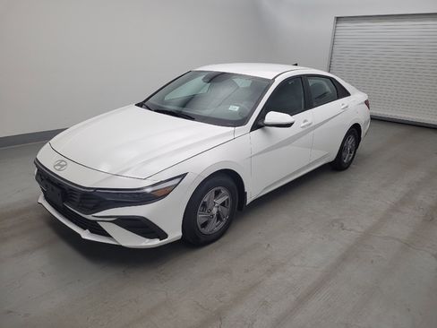 Used 2025 Hyundai Elantra SE FWD image 2