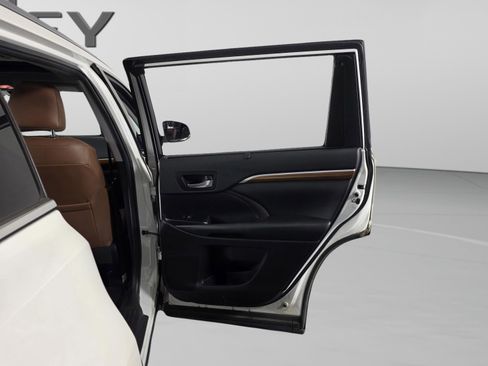 Used 2019 Toyota Highlander Limited image 28