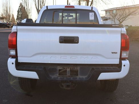 Used 2017 Toyota Tacoma TRD Sport image 5