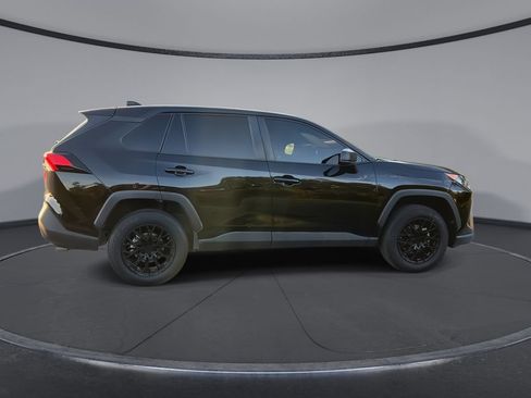 Used 2022 Toyota RAV4 LE FWD image 9