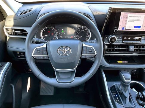 Certified 2025 Toyota Highlander XLE image 6