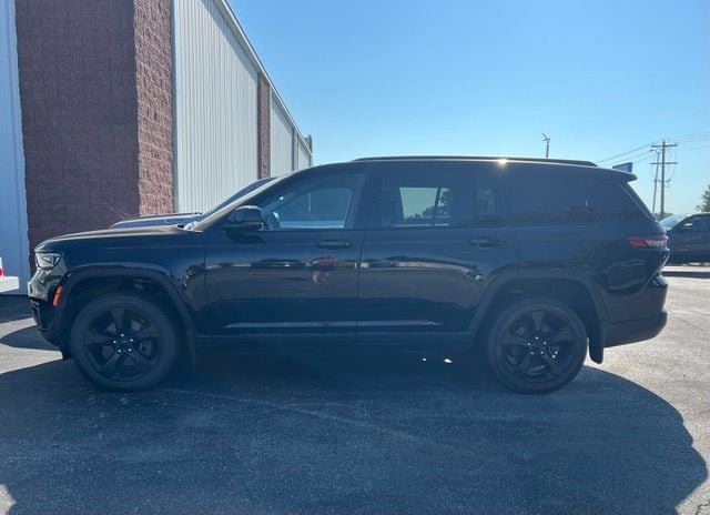 Used 2023 Jeep Grand Cherokee L Limited w/ Black Appearance Package AWD/4WD image 2