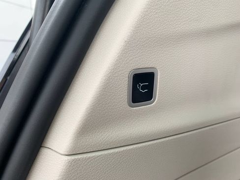 Used 2023 Chrysler Pacifica Touring-L FWD image 26