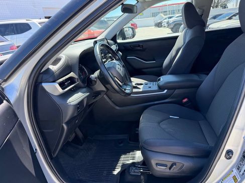 Used 2022 Toyota Highlander LE FWD image 8