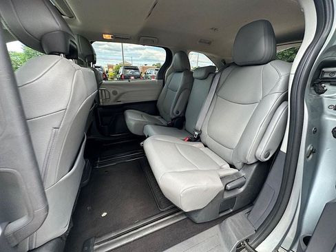Used 2024 Toyota Sienna XLE FWD image 16