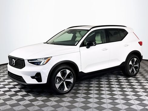 Used 2023 Volvo XC40 B4 Ultimate image 4