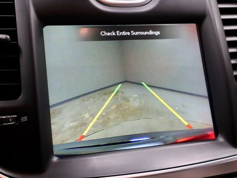 Used 2018 Chrysler 300 Touring L image 2