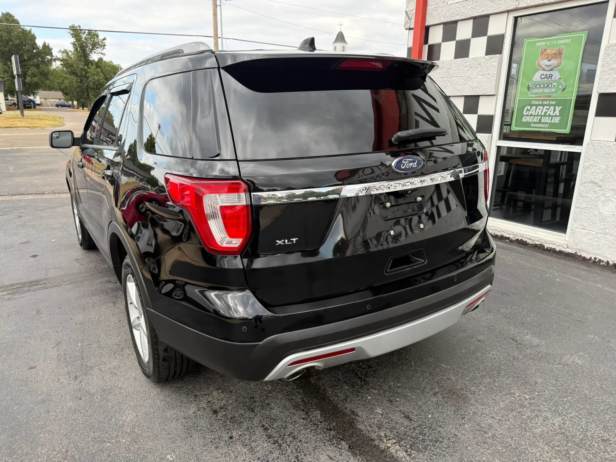 Used 2016 Ford Explorer XLT w/ Equipment Group 202A AWD/4WD image 9