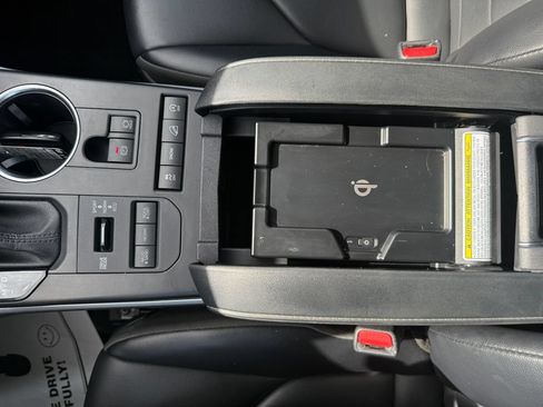 Used 2022 Toyota Highlander XLE AWD/4WD image 38