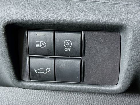 Used 2023 Toyota Highlander LE FWD image 17