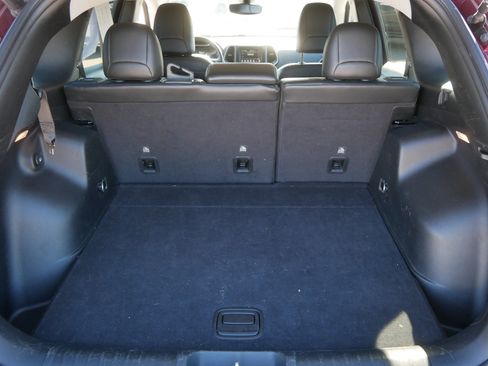 Used 2020 Jeep Cherokee Latitude Plus w/ Comfort/Convenience Group AWD/4WD image 19
