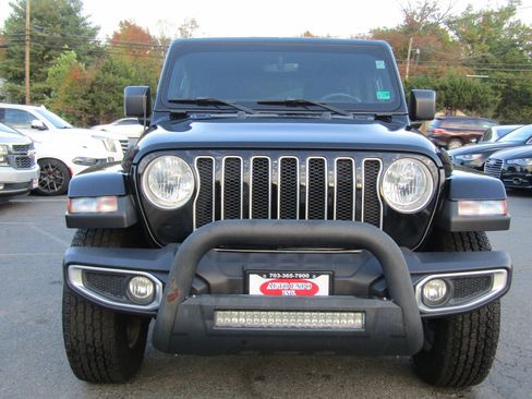 Used 2018 Jeep Wrangler Unlimited Sahara image 2