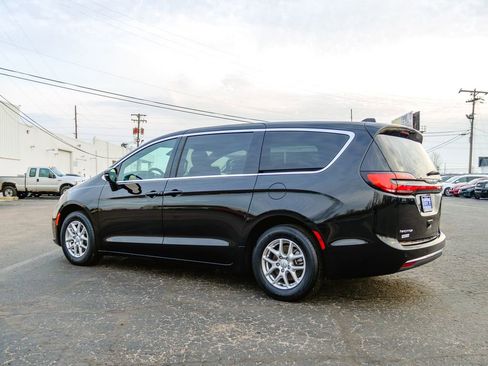 Used 2025 Chrysler Pacifica Select image 9