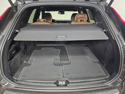 Used 2023 Volvo XC60 T8 Ultimate w/ Climate Package image 16