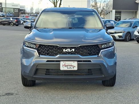 Used 2023 Kia Sorento LX image 2