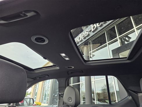 Used 2022 Chevrolet Traverse RS image 22