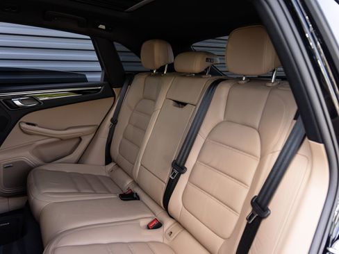 Certified 2025 Porsche Macan AWD/4WD image 26