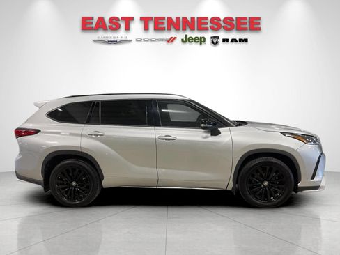 Used 2023 Toyota Highlander XSE FWD image 2