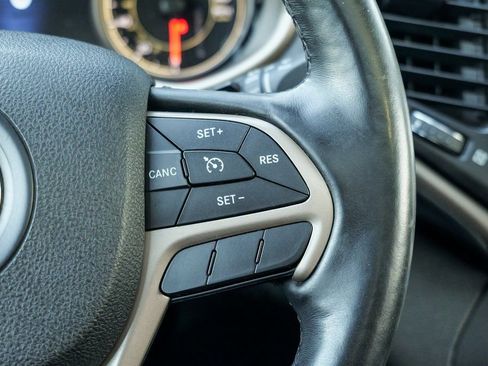 Used 2017 Jeep Cherokee Limited image 39