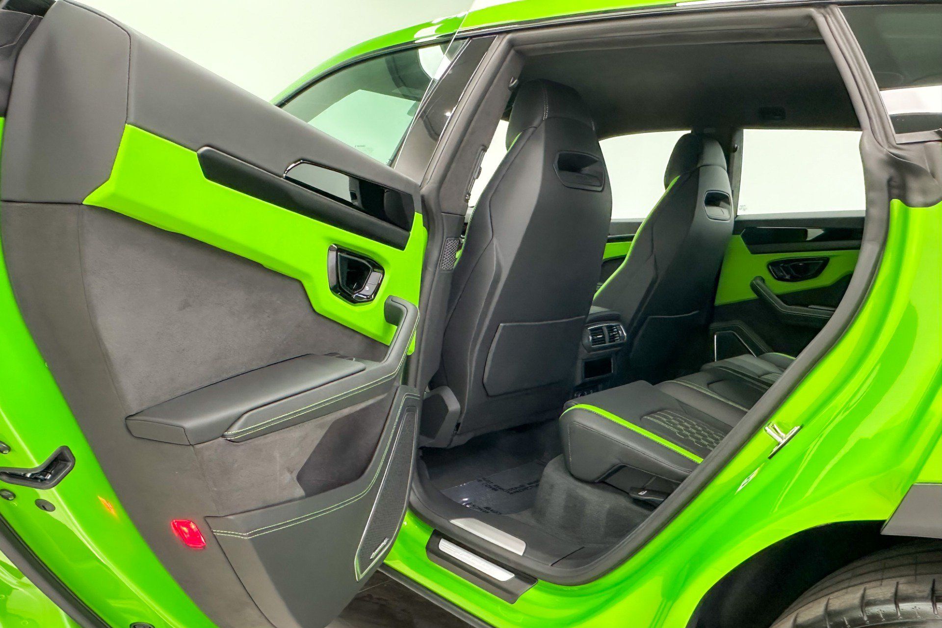 Used 2025 Lamborghini Urus SE AWD/4WD image 26