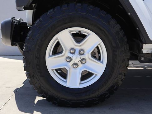 Used 2022 Jeep Gladiator Sport AWD/4WD image 6