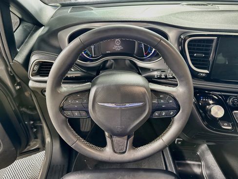 Used 2023 Chrysler Pacifica Touring-L w/ S Appearance Package FWD image 14