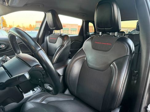 Used 2018 Jeep Cherokee Trailhawk image 18