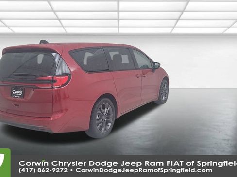 Certified 2026 Chrysler Pacifica Select image 14