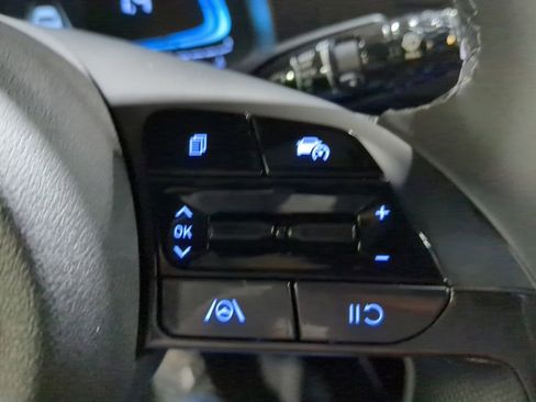 Certified 2025 Hyundai Elantra Sport image 30