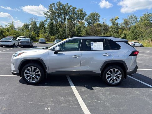 Used 2022 Toyota RAV4 XLE Premium AWD/4WD image 3