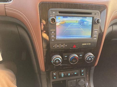 Used 2017 Chevrolet Traverse LT w/ Style and Technology Package image 13